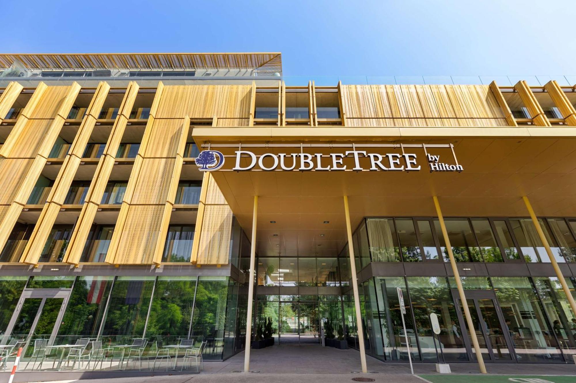 Отель Doubletree By Hilton Vienna Schonbrunn Экстерьер фото