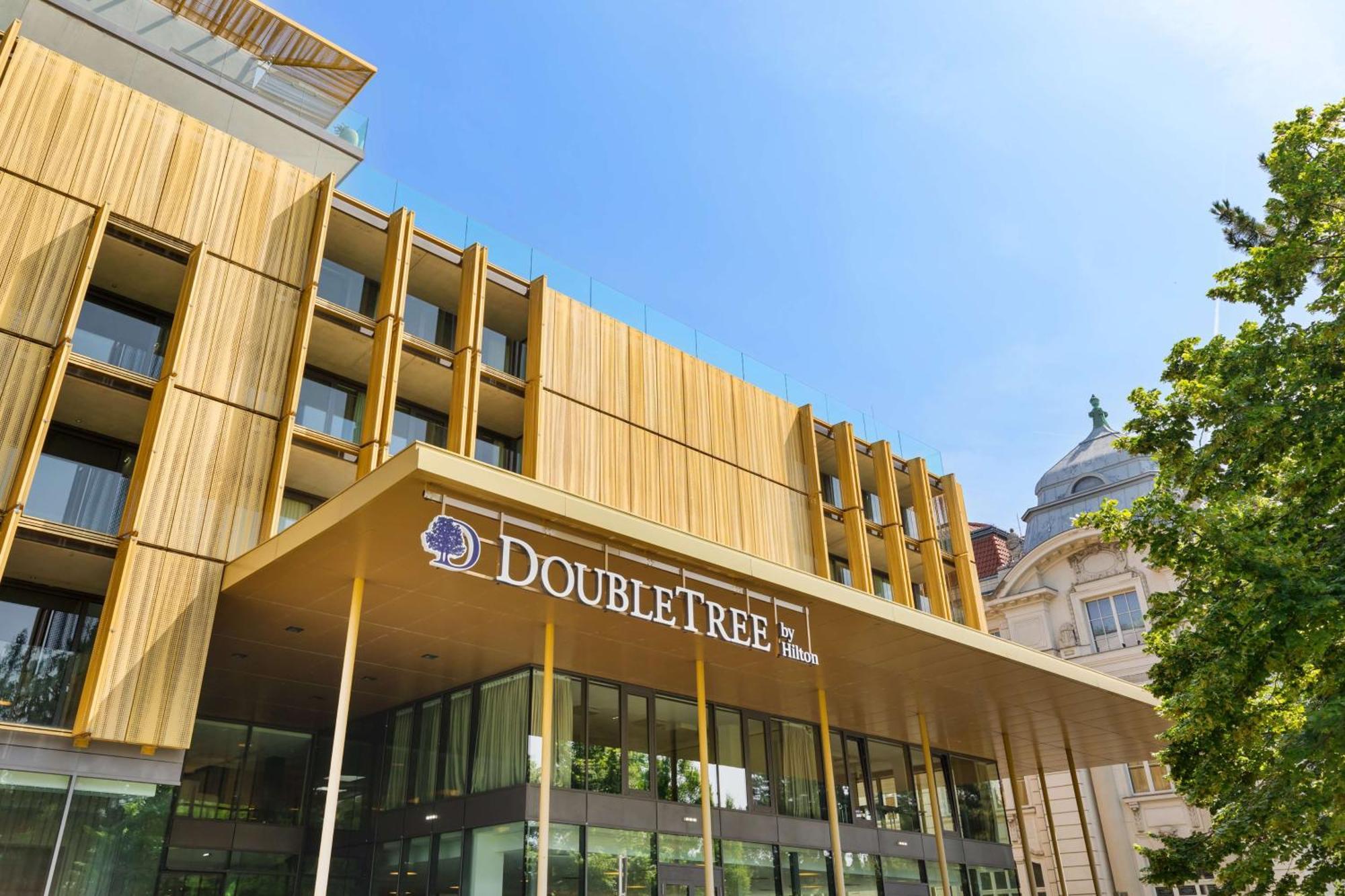 Отель Doubletree By Hilton Vienna Schonbrunn Экстерьер фото